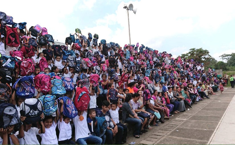 Backpack Program 2019 – Über 1100 Kinder erhalten Rucksäcke und Schulmaterial